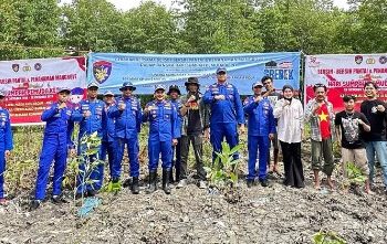 Wujud Semangat Sumpah Pemuda, Ditpolairud Polda Jambi Hijaukan Pesisir Kuala Tungkal