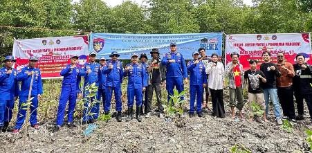 Wujud Semangat Sumpah Pemuda, Ditpolairud Polda Jambi Hijaukan Pesisir Kuala Tungkal