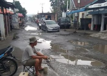 Kesal Jalan Tak Kunjung Diperbaiki, Warga Kerinci Protes dengan Cara Memancing di Jalan