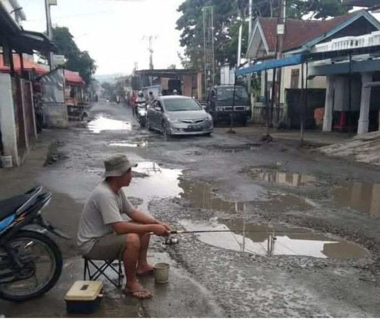 Kesal Jalan Tak Kunjung Diperbaiki, Warga Kerinci Protes dengan Cara Memancing di Jalan