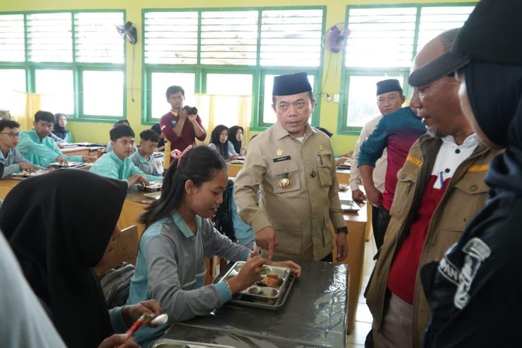 Tinjau Dapur MBG, Gubernur Al Haris Minta Jaga Kualitas Bahan Baku dan Kebersihan