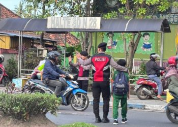 Hadir di Tengah Masyarakat, Personel Dit Samapta Polda Jambi Atur Lalin dirawan titik kemacetan