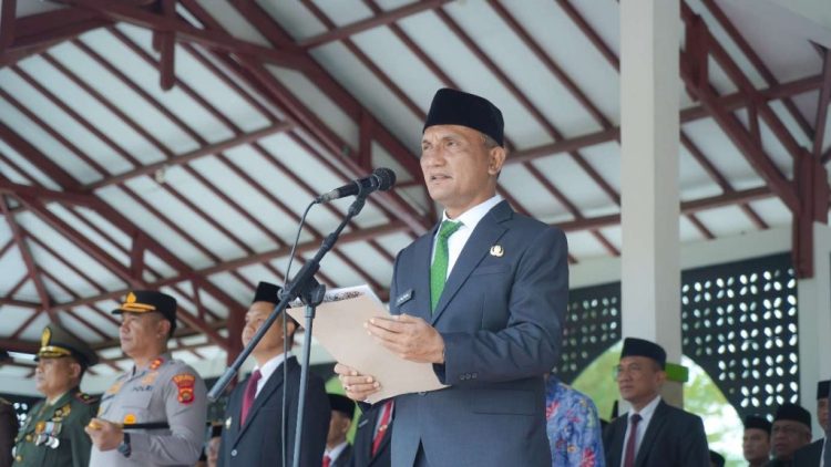 Pemprov Jambi Serahkan Bantuan Dumisake Pendidikan, SPP 340 Siswa Dibayar Lunas