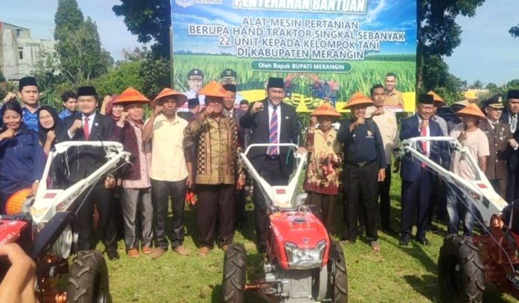Bupati H M Syukur Serahkan 22 Unit Handtraktor ke Kelompok Tani