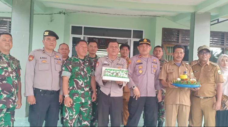 Camat dan Kapolsek Jaluko Datang Bawa Kue Tart dan Tumpeng ke Mako Koramil Pijoan, Ucapkan Selamat HUT TNI ke-80
