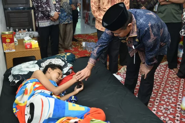 Wali Kota Jambi Kunjungi Bocah Korban Begal, Serahkan Bantuan dan Pastikan Perawatan Melalui Program Kartu Bahagia