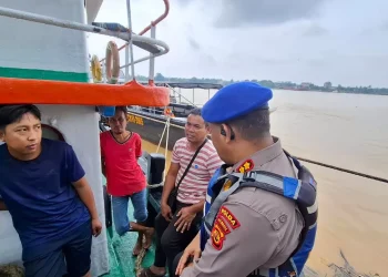 Patroli Dialogis Ditpolairud Polda Jambi Jaga Keamanan Nelayan dan ABK di Sungai Batanghari