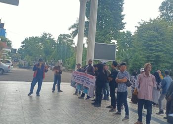 Puluhan Aliansi LSM Provinsi Jambi dan Warga Gelar Aksi Demo DPRD Kota Jambi dan DLH Kota Jambi