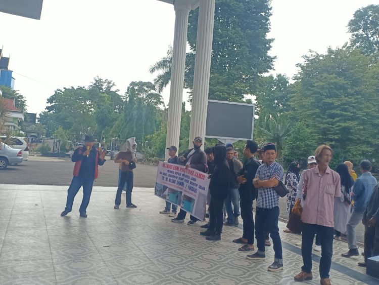 Puluhan Aliansi LSM Provinsi Jambi dan Warga Gelar Aksi Demo DPRD Kota Jambi dan DLH Kota Jambi