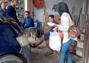Hangatnya Jumat Berkah! Kaperwil MPN Jambi Turun Langsung Bagikan Nasi Ayam Geprek untuk Warga Broni