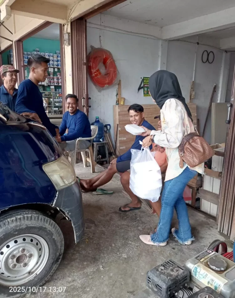 Hangatnya Jumat Berkah! Kaperwil MPN Jambi Turun Langsung Bagikan Nasi Ayam Geprek untuk Warga Broni