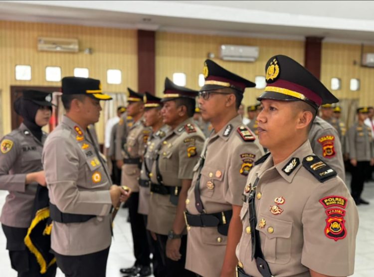 Polres Muaro Jambi Melaksanakan Upacara Penerimaan dan Serah Terima Jabatan Kasat Intel dan Kasat Samapta Serta Kapolsek Mestong Tahun 2025