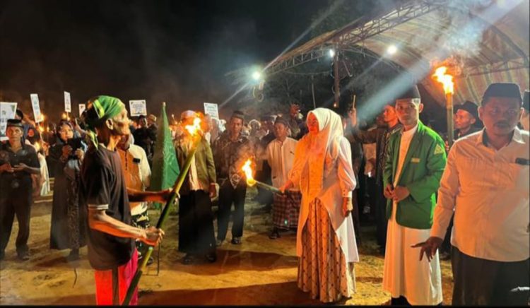 Kepala Desa Suko Awin Jaya Idawati Menggelar Tabligh Akbar Semarak Hari Santri Nasional Tahun 2025, Kegiatan Pawai Obor dan Memberikan Santunan Anak Yatim