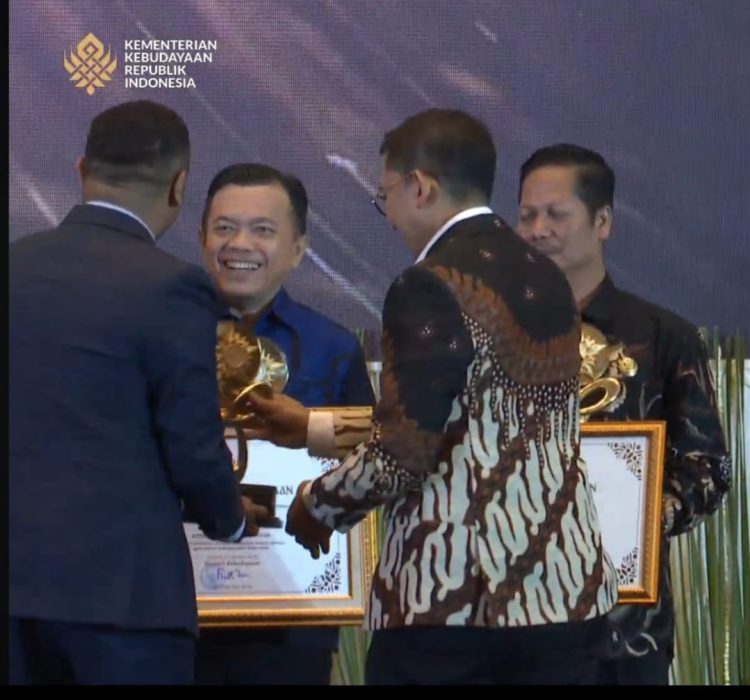 Kepala Desa Suko Awin Jaya Idawati Menggelar Tabligh Akbar Semarak Hari Santri Nasional Tahun 2025, Kegiatan Pawai Obor dan Memberikan Santunan Anak Yatim