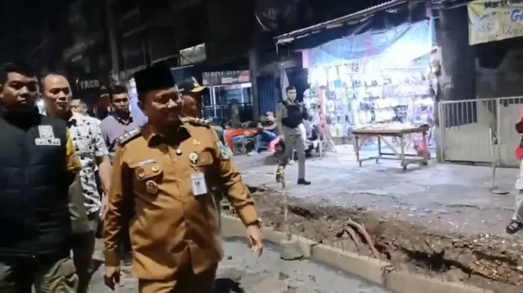 Masih Kenakan Baju Dinas, Wali Kota Jambi Tinjau Pembangunan Drainase di Pasar Talang Banjar