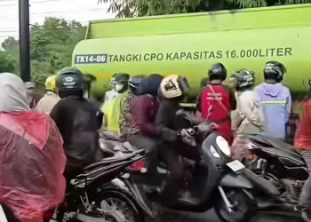 Pemotor Tewas Tergilas Truk Tangki CPO di Perbatasan Kota Jambi