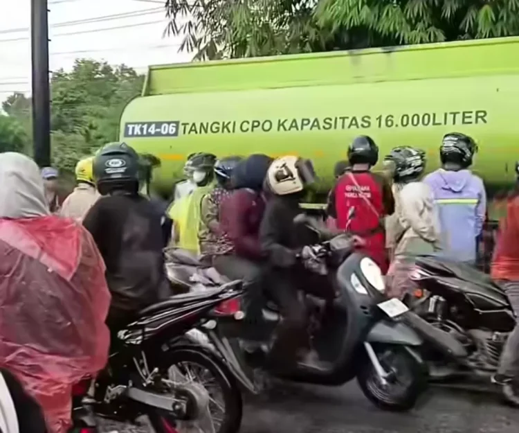 Pemotor Tewas Tergilas Truk Tangki CPO di Perbatasan Kota Jambi
