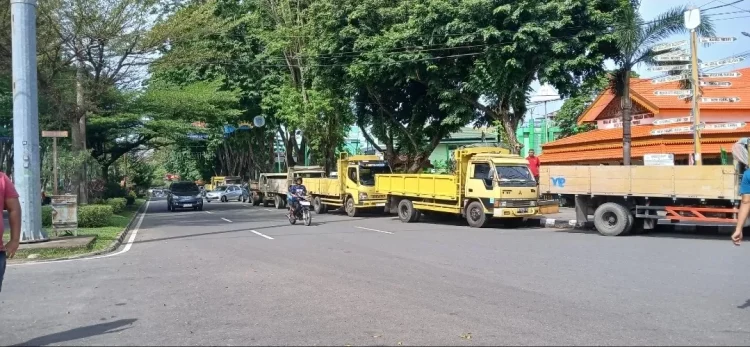 Ratusan Sopir Material Demo di Tugu Keris Siginjai, Tuntut Keadilan Pembatasan Solar