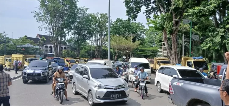 Pengendara Diminta Hindari Kawasan Tugu Keris Siginjai, Aksi Sopir Sebabkan Kendaraan Padat Merayap