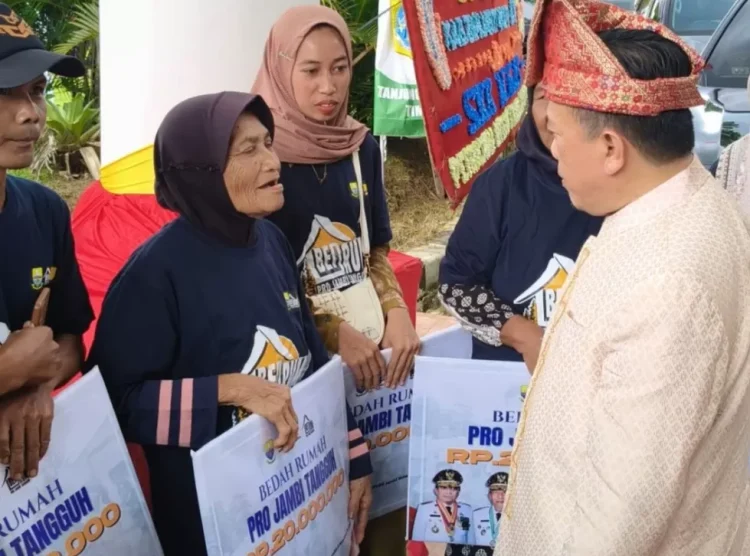 Gubernur Serahkan Bantuan Rp 1 M Lebih di Momen HUT Tanjabtim, 51 Rumah Warga Dibedah Melalui Pro Jambi Tangguh 2025