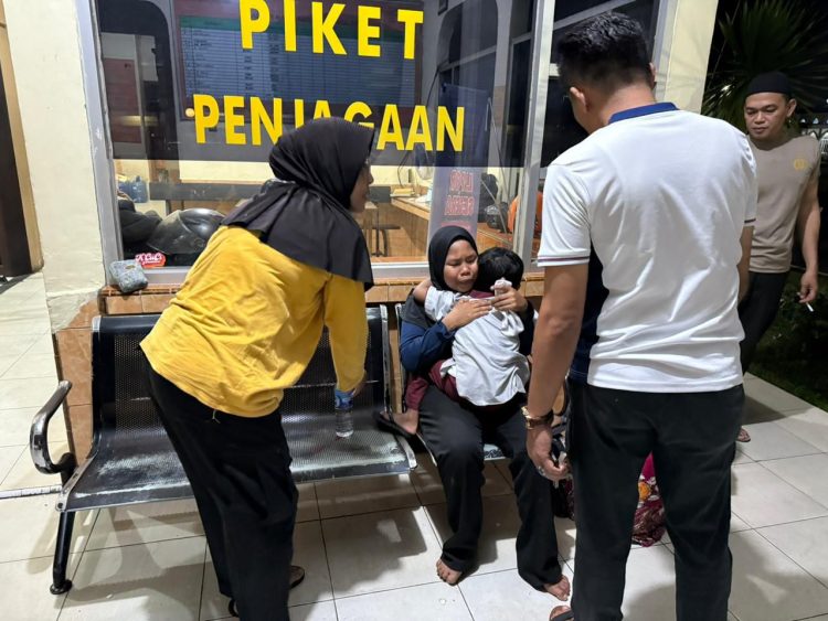 Seorang Ibu Histeris Cari Anaknya, Kapolresta Cepat Tanggap Pertemukan Anaknya Kembali