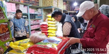 Satgas Pengendalian Harga Beras Kembali Lakukan Pengecekan di Dua Kabupaten, Tim Turut Pasang Spanduk Sosialisasi HET