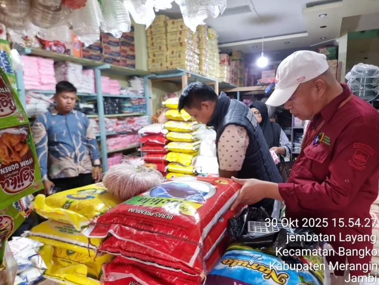 Satgas Pengendalian Harga Beras Kembali Lakukan Pengecekan di Dua Kabupaten, Tim Turut Pasang Spanduk Sosialisasi HET