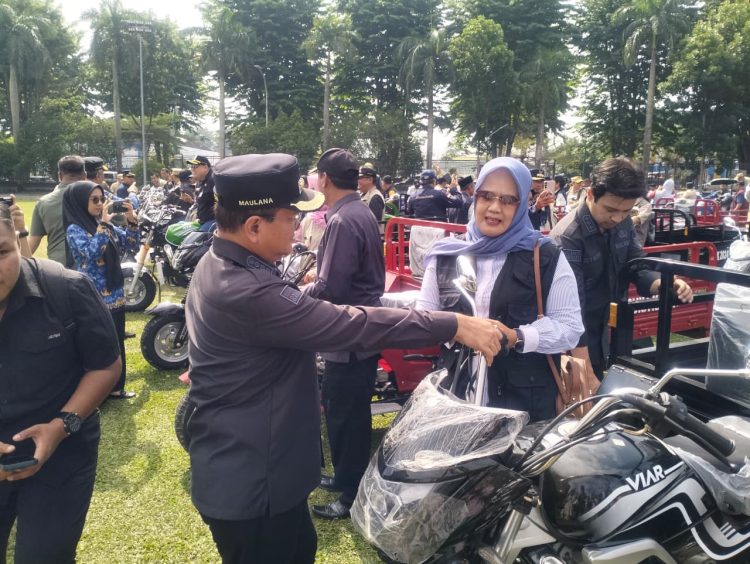 Serahkan 68 Gerobak Motor, Wali Kota Maulana Tegas: Warga yang Buang Sampah di Tempat Liar Akan Ditindak