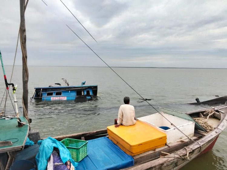 Kapal Motor Mitra Bahari Tenggelam di Perairan Tanjabtim, Muatan Kelapa 178 Ton Hilang