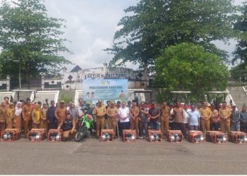 Bupati Agus Rubyanto Serahkan Bantuan Traktor Roda Empat Kepada Kelompok Tani Tebo