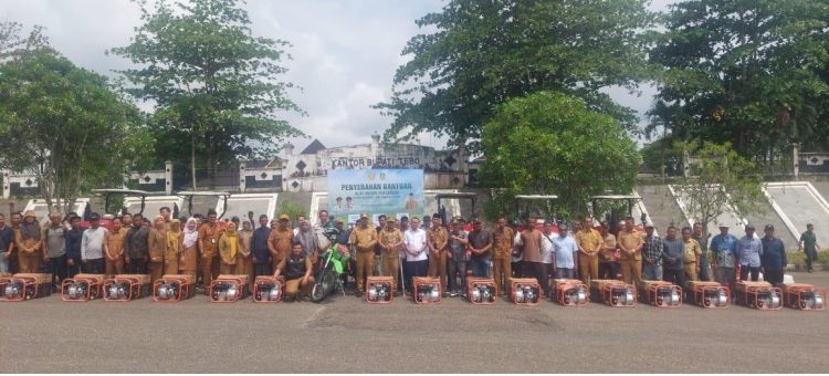 Bupati Agus Rubyanto Serahkan Bantuan Traktor Roda Empat Kepada Kelompok Tani Tebo