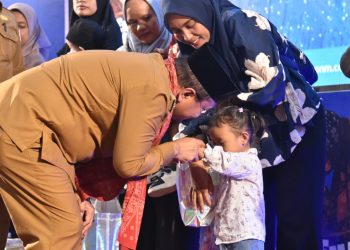 Gandeng PNM, Wali Kota Maulana Serahkan Bantuan Makanan Tambahan Kepada Anak-anak Beresiko Stunting