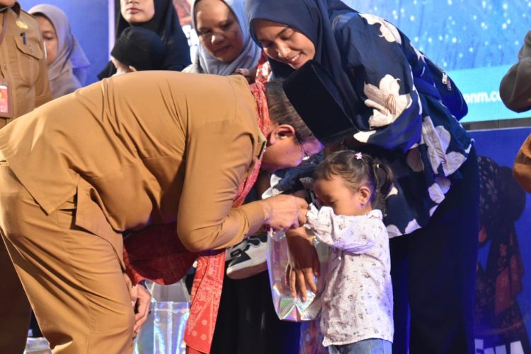 Gandeng PNM, Wali Kota Maulana Serahkan Bantuan Makanan Tambahan Kepada Anak-anak Beresiko Stunting