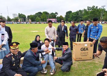 Pemprov Jambi Serahkan Bantuan Dumisake Pendidikan, SPP 340 Siswa Dibayar Lunas