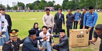 Pemprov Jambi Serahkan Bantuan Dumisake Pendidikan, SPP 340 Siswa Dibayar Lunas