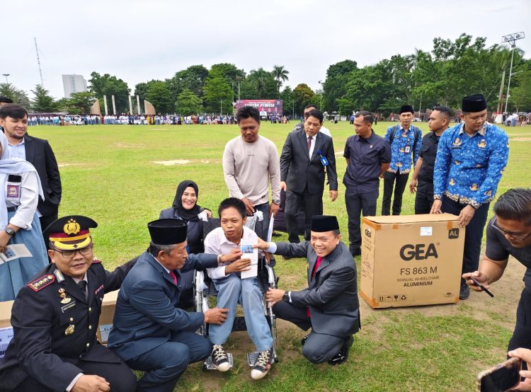 Pemprov Jambi Serahkan Bantuan Dumisake Pendidikan, SPP 340 Siswa Dibayar Lunas
