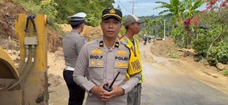 Kerja Cepat Polres Kerinci Tangani Longsor di Jalan Lintas Bangko–Kerinci, Arus Lalu Lintas Kembali Lancar