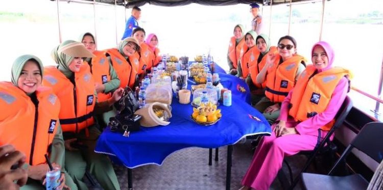 Bhayangkari Polairud Jambi dan Persit Kodam XX/TIB Perkuat Hubungan Kekeluargaan Lewat Silaturahmi