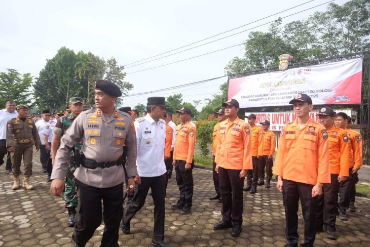 Wakil Bupati Muaro Jambi, Junaidi H. Mahir, Menghadiri Apel Kesiapan Dalam Rangka Tanggap Darurat Bencana Hidrometrorologi Kab. Muaro Jambi 2025
