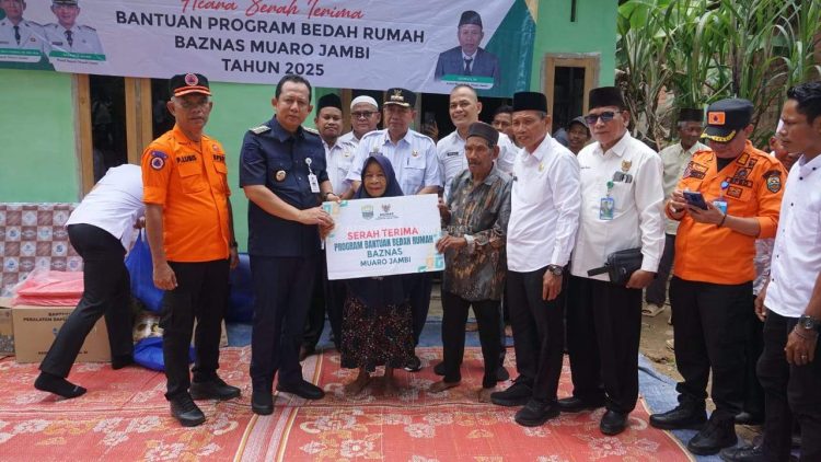 Bupati Muaro Jambi, Dr. Bambang Bayu Suseno, SP, MM, M.Si Kembali Meresmikan Rumah Warga yang Telah Direnovasi Melalui Program Bedah Rumah