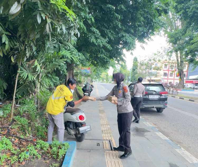 Satlantas Polresta Jambi Gelar Jumat Berkah, Bagikan Nasi Kotak kepada Masyarakat