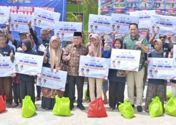 Bupati M. Syukur Dampingi Gubernur Al Haris Serahkan Bantuan Dumisake Pendidikan dan Bedah Rumah di Merangin