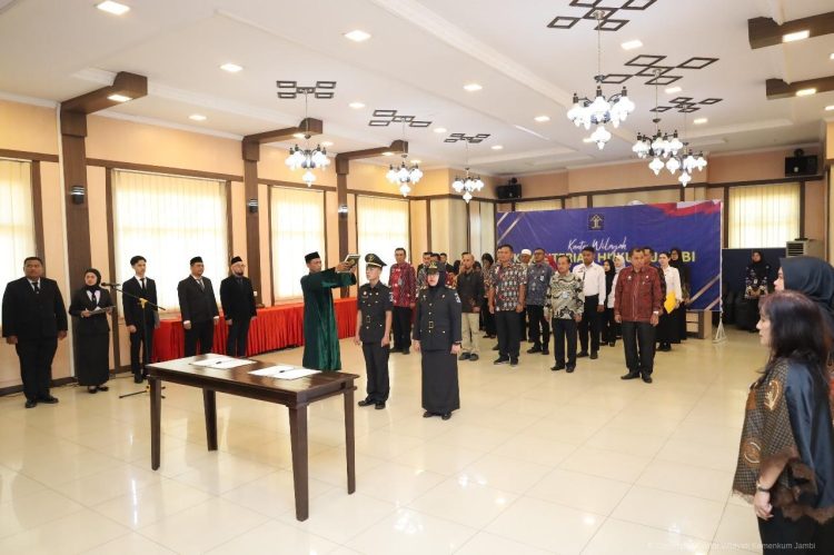 Kakanwil Kemenkum Jambi Lantik Kenaikan Jenjang Jabatan Fungsional Analis Kepegawaian dan Pranata Komputer