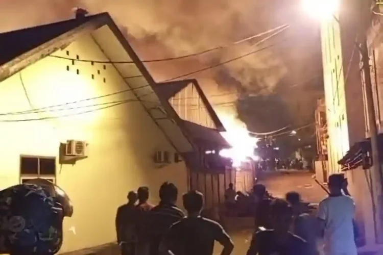 Korsleting Listrik Sebabkan Pabrik Tahu di Jelutung Terbakar