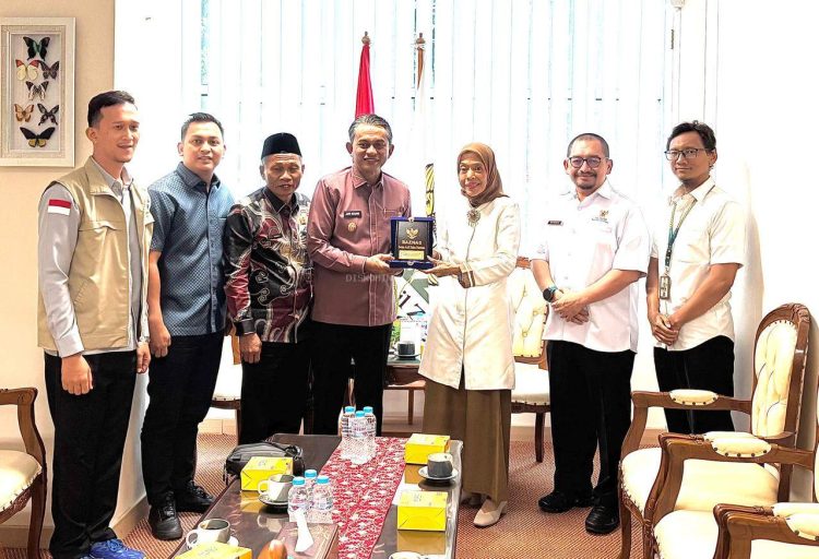 Pemerintah Kabupaten Muaro Jambi Melalui Wakil Bupati Muaro Jambi, Junaidi H. Mahir, Menerima Bantuan Dari Baznas Pusat di Kantor Baznas Pusat