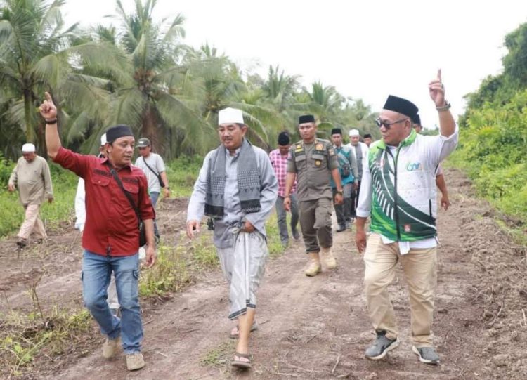 Bupati Tanjab Barat Tinjau Progres Pembangunan Jalan Sekaligus Laksanakan Safari Jumat Berkah di Kelurahan Tungkal V