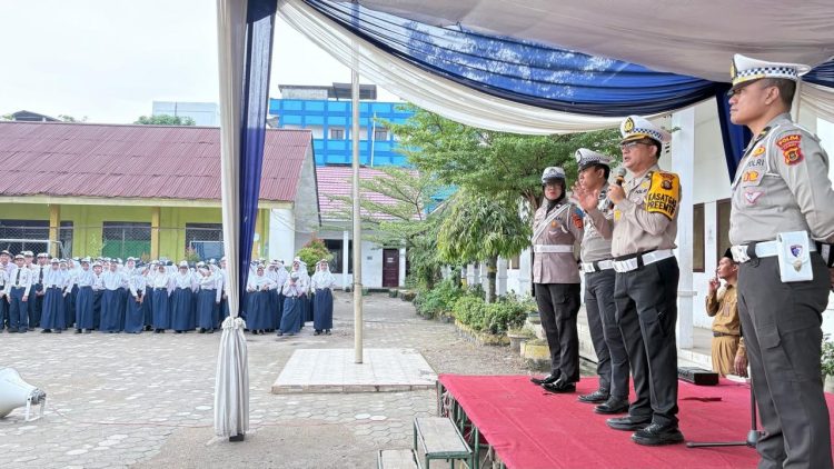 Police Go To School: DITLANTAS POLDA JAMBI Gencarkan Sosialisasi Tertib Berlalu Lintas di SMP N 2 Kota Jambi