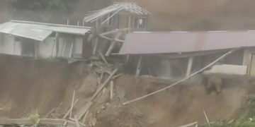 Longsor di KM 13 Jalan Nasional Sungai Penuh-Tapan Runtuhkan Rumah Warga