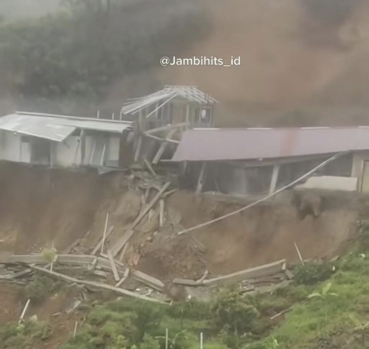 Longsor di KM 13 Jalan Nasional Sungai Penuh-Tapan Runtuhkan Rumah Warga