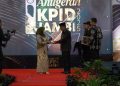 Hj Hesti Haris Terima Penghargaan Life Achievement pada Anugerah KPID Jambi 2025